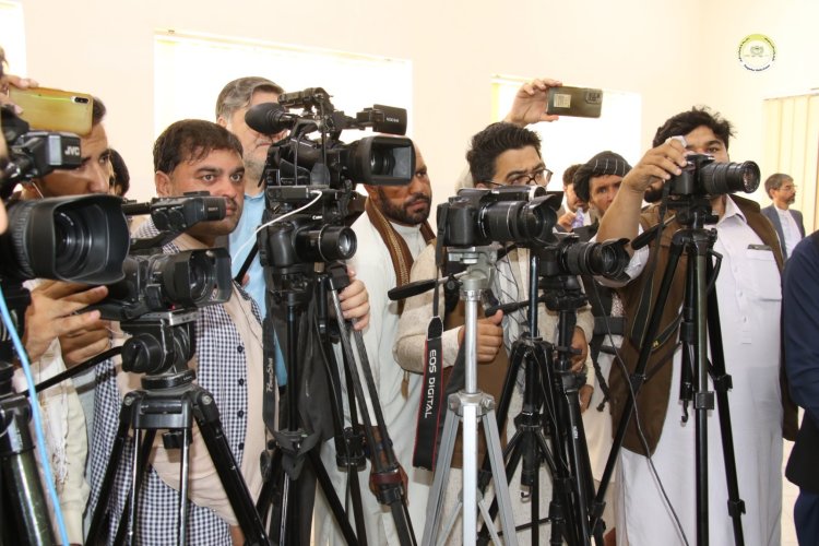 Taliban governor in Nangarhar bans photography at official events, raising concerns among journalists