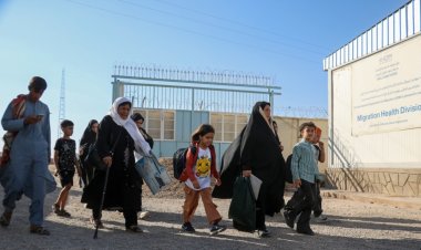 ایران د روان کال تر پایه دوه میلیونه بې اسناده افغان کډوال باسي