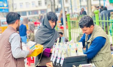 ننګرهار کې یو رضاکاره ځوان د فکر جوړونې لپاره پر خلکو کتابونه ویشي
