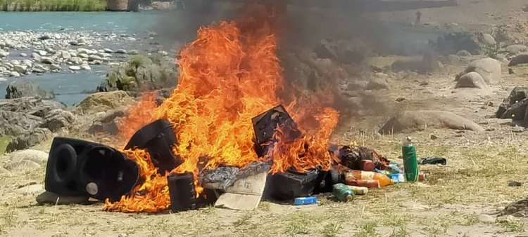 لغمان کې د طالبانو امربالمعروف محتسبنو ۱۰۹ د موسیقۍ غږولو آلې سوځولي