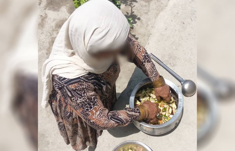 In the fire of poverty: A Mother Struggling for Her Daughters’ Future