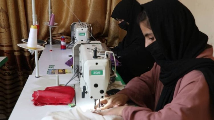له پاکستان راستنې شوې کډوالې ۱۳ بې سرپرسته ښځو ته د کار زمینه برابره کړې