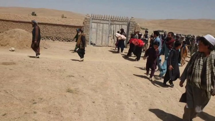 په غور ولایت کې د دوو قومونو ترمنځ ناندرۍ؛ ځېنې کورنۍ اجباري کډوالۍ ته اړ اېستل شوې